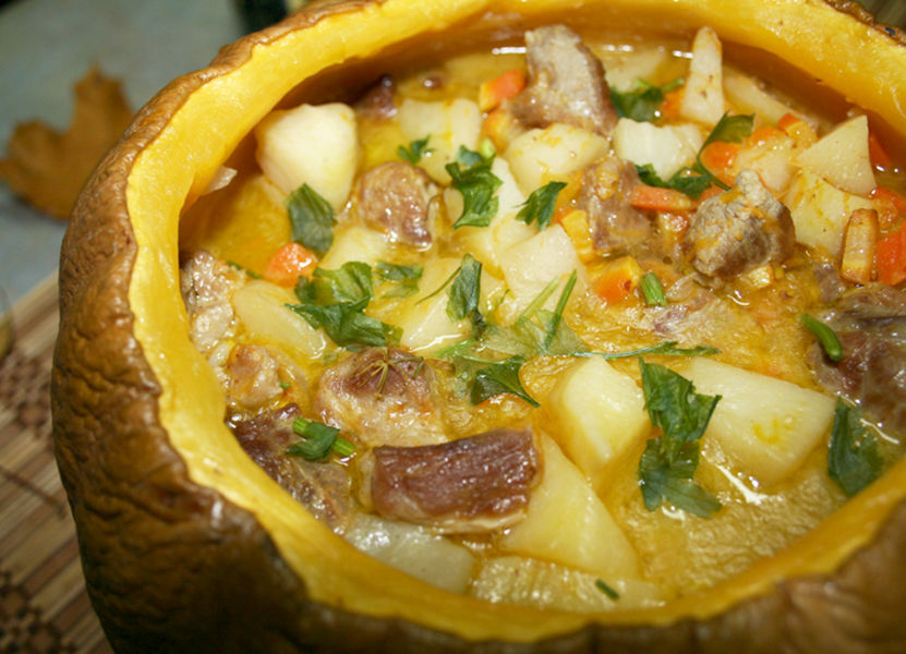 Мясо с картофелем, запечённое в тыкве